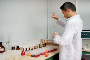 技术人员进行矿样化验